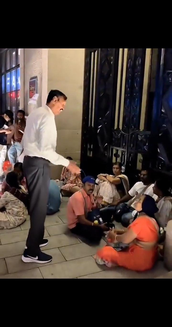 深夜印度游客，席地而坐上海街头休闲，成了上海街头靓丽风景线。