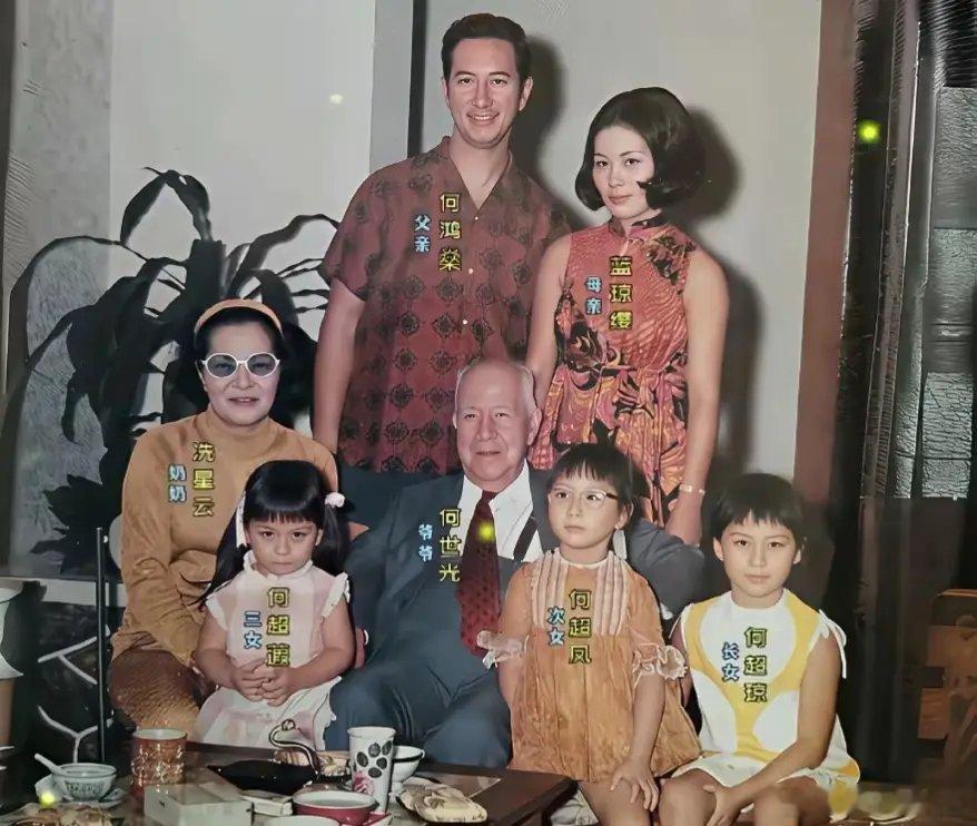 年轻时的王领着二房看望父母时的留影 