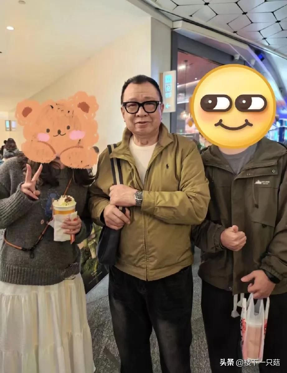 网友逛街偶遇欢喜哥许绍雄，76岁的年纪穿着打扮看起来最多50岁，这个身体素质让人