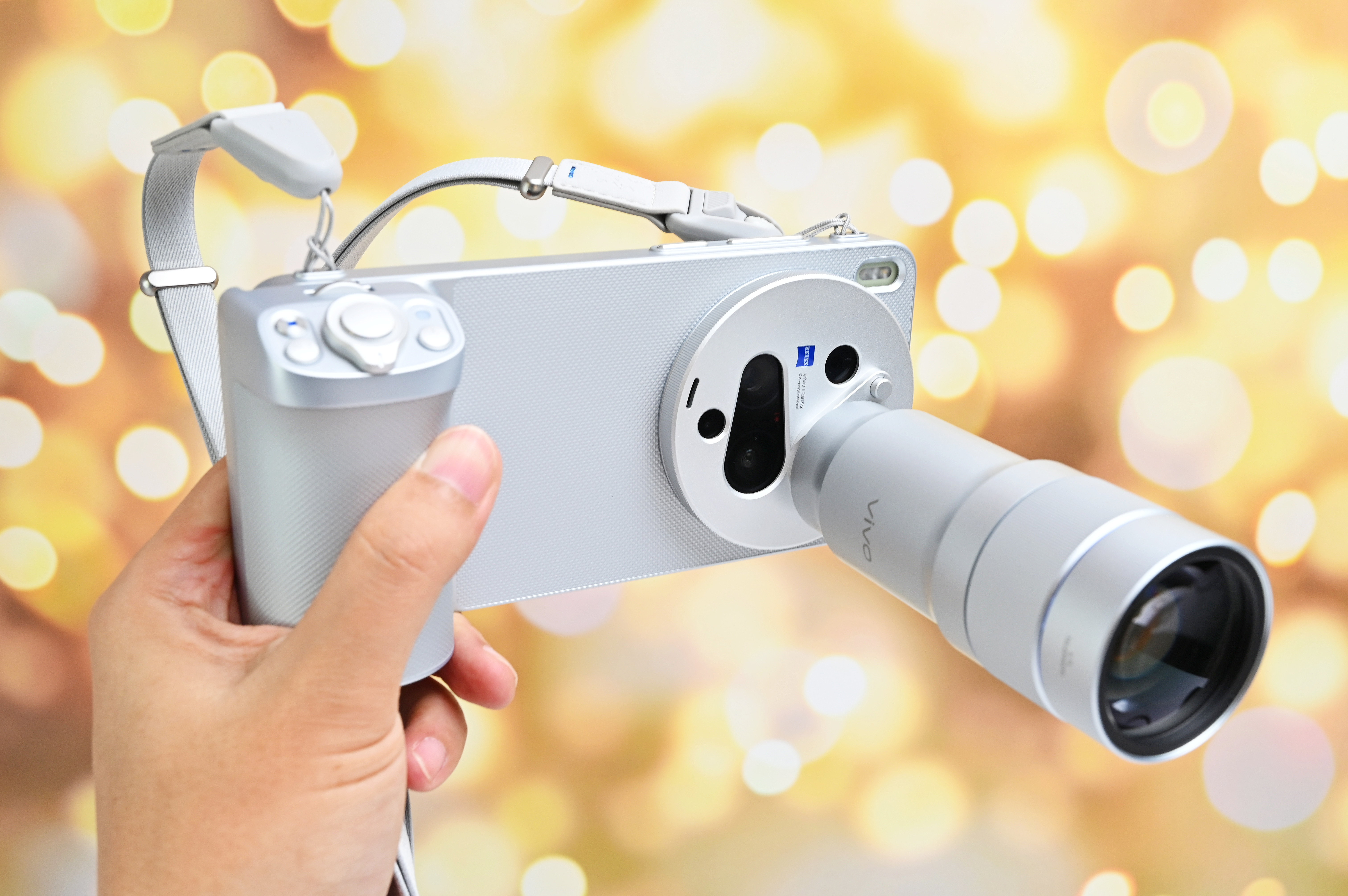 我的手机镜头开了外挂vivo X300 Ultra摄像师套装这套设备，应该是目前