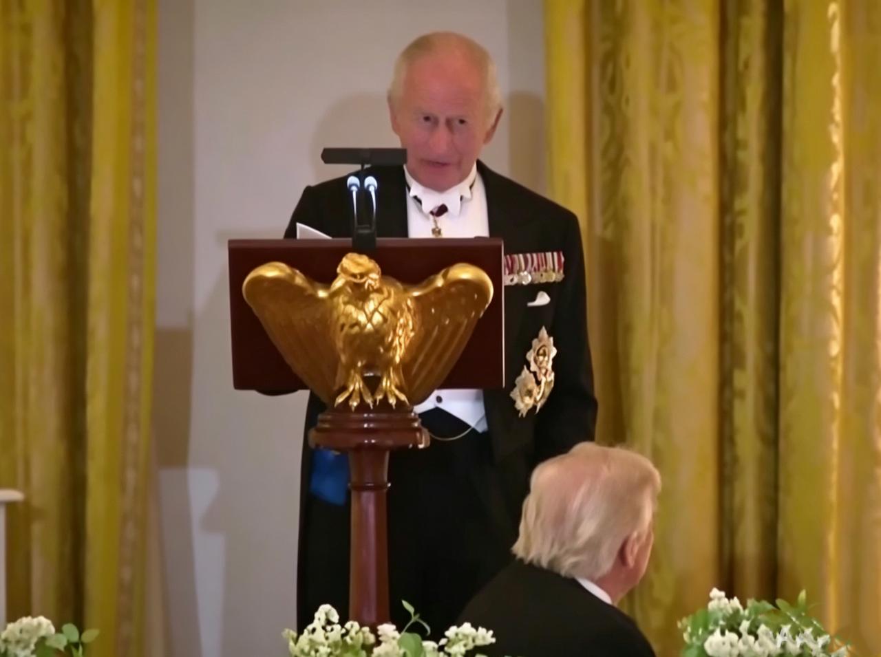 英国老国王的一句话，引发全场哄堂大笑，特朗普秒变“乖宝宝”陪笑。

英国国王查尔