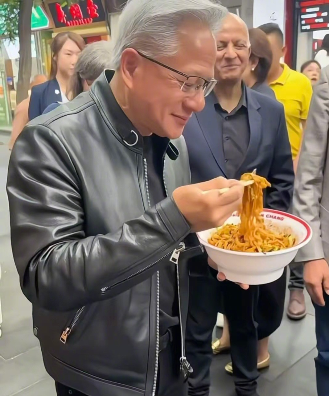 黄仁勋去吃了炸酱面 我皮衣黄又回来了！哎呀，豆汁可真难喝呀，这是什么东西？ 