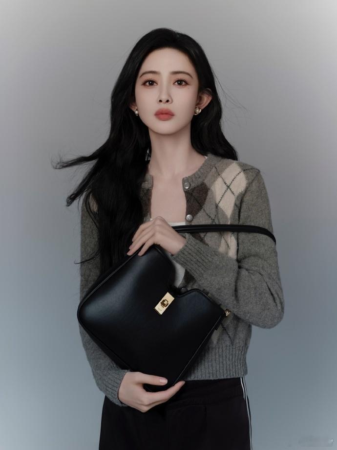 孟子义休闲look  孟子义时尚型格 看孟子义穿格纹针织衫，轻松演绎休闲时尚，她