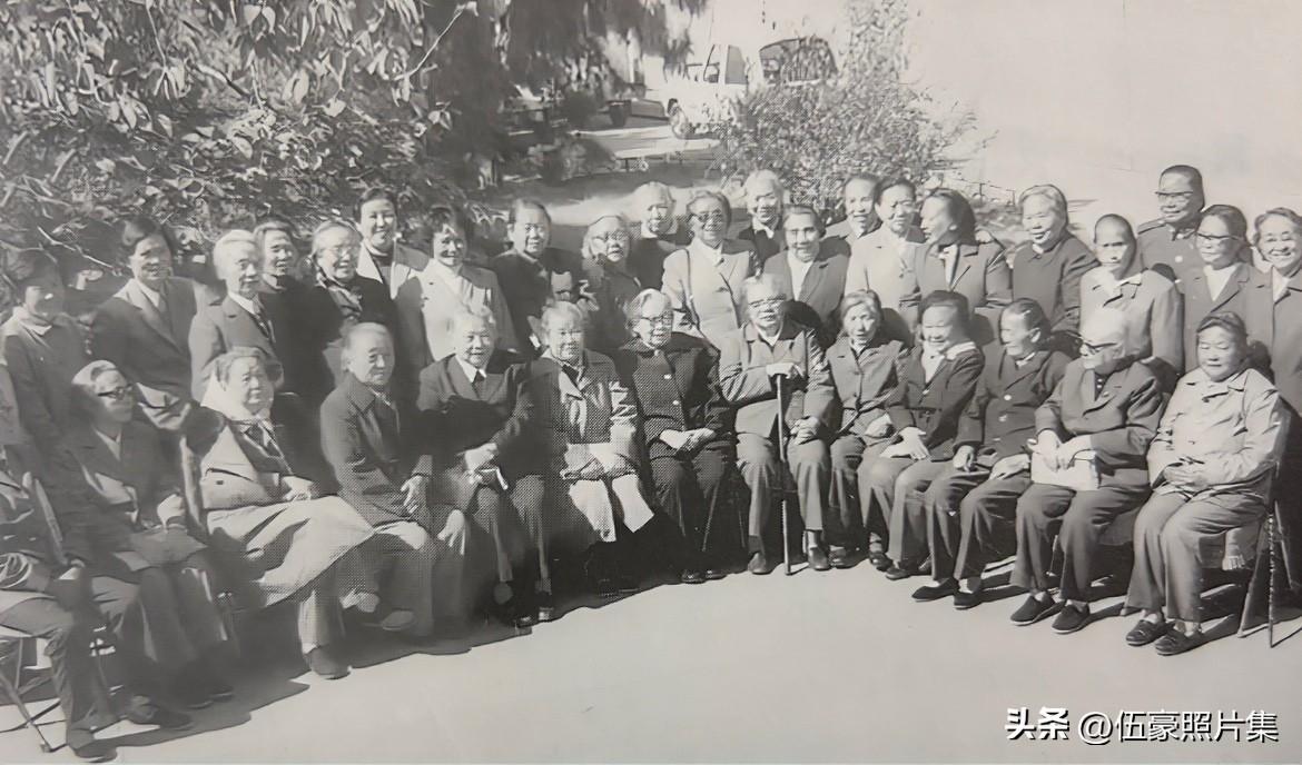 1986年，部分在京女红军参加纪念红军长征胜利50周年座谈会合影，其中多数是四川