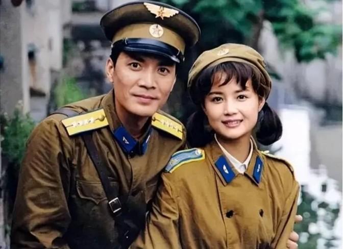 这对夫妻都是圈里的老戏骨了，演技那叫一个顶呱呱。平时两个人低调得很，一心扑在作品