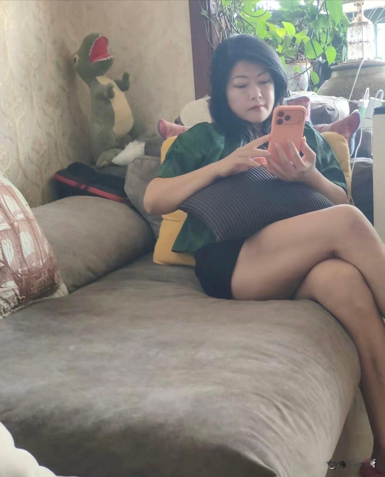 秋日生活打卡季本来偷偷拍宝贝一张，自以为技术过关，结果一下子就被她发现啦。