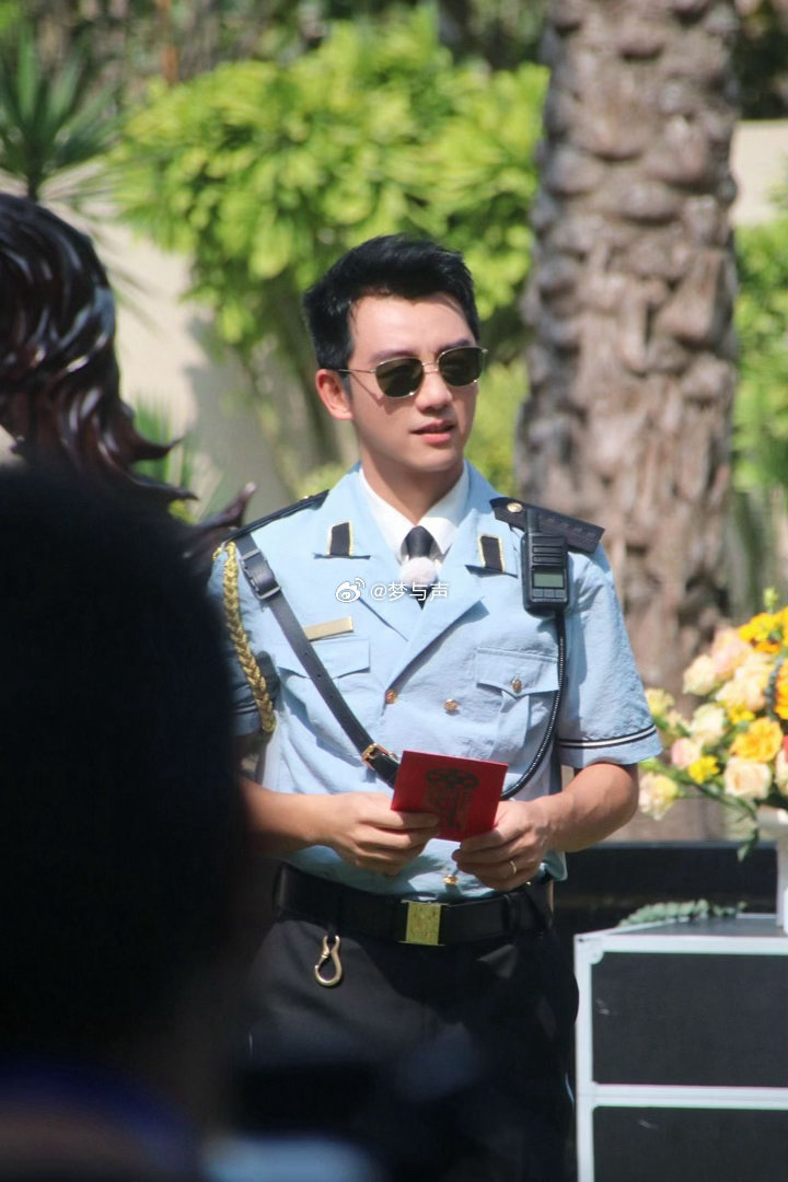 郑恺怎么上跑男当保安了小猎豹秒变小区安保队长，这制服一穿，撕名牌的手突然就改成敬