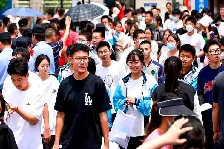 1290万这个数一出来，很多家长都盯着看。
去年我表姐家孩子在河南考了520分，