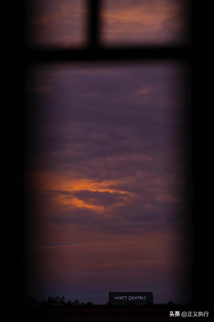 每天早晨，当阳光透过窗户洒进房间一瞬间，我总是感到有一种温暖和幸福。阳光明媚的大