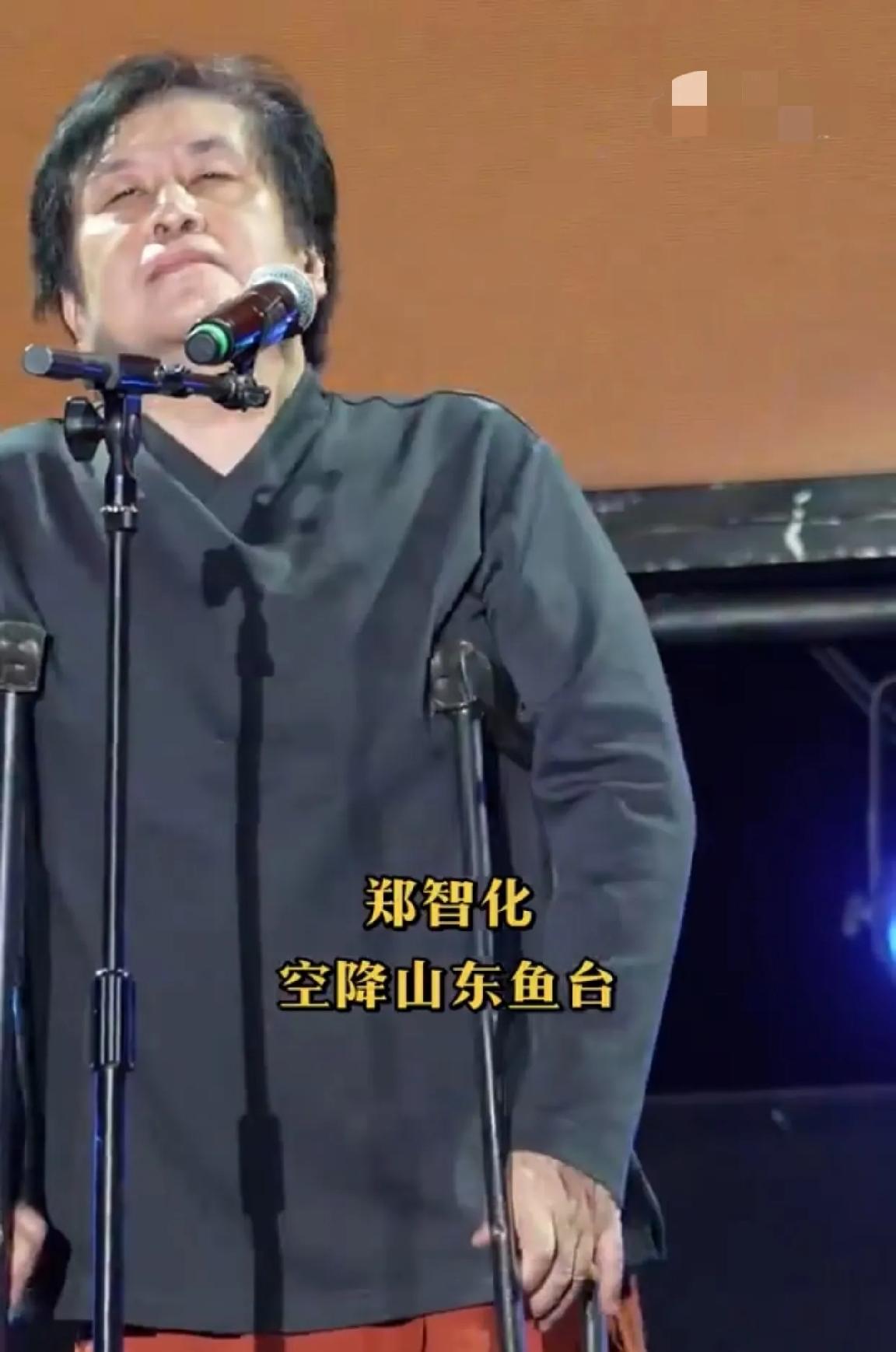一副蔑视的眼神看着金主，金主却依旧赔笑，撒钱，真想不通，谁在请他来？
