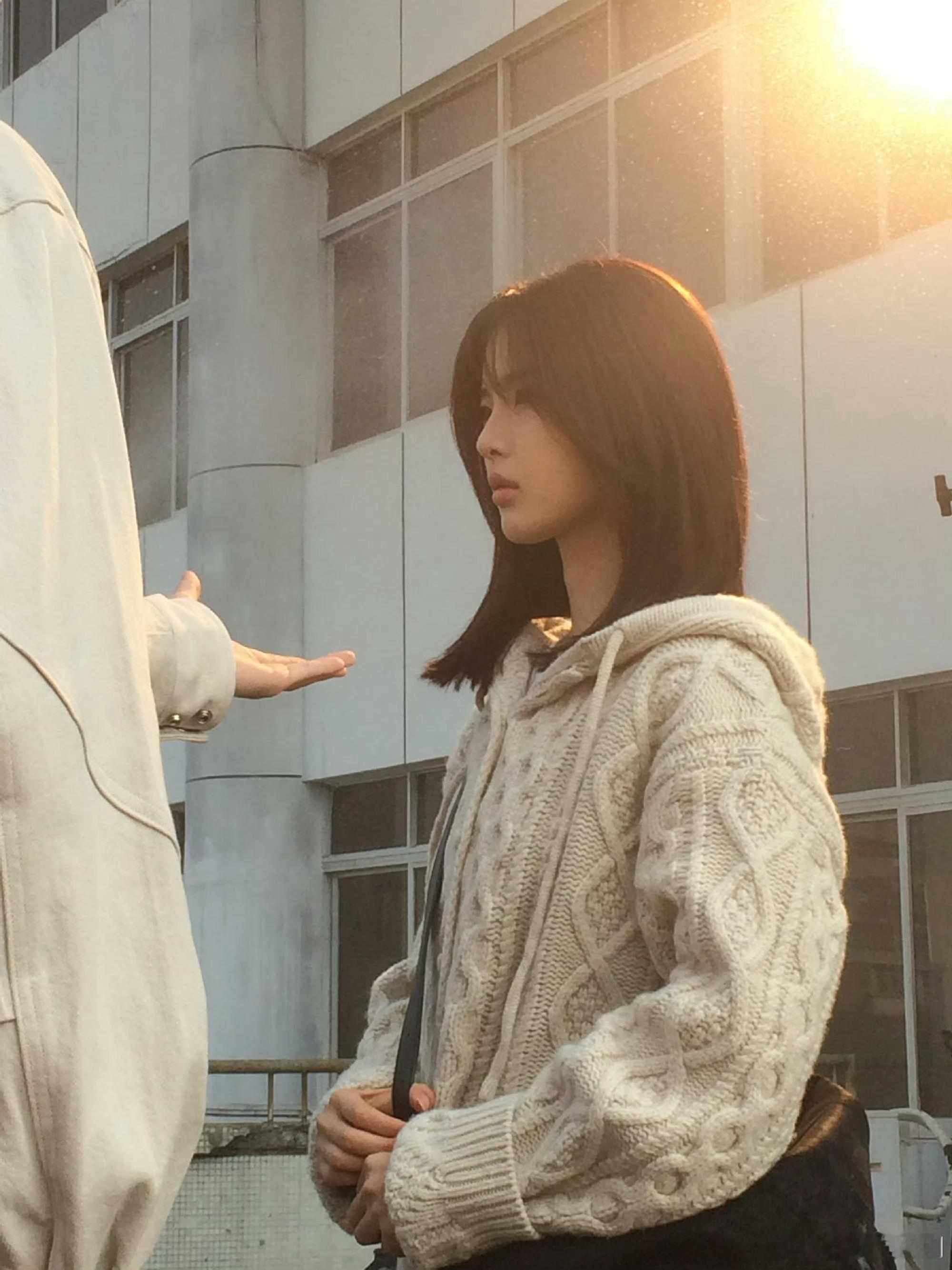 杨超越被绊倒杨超越：表情管理是什么？绊倒瞬间直接“水灵灵接地气”，这波属实是把真