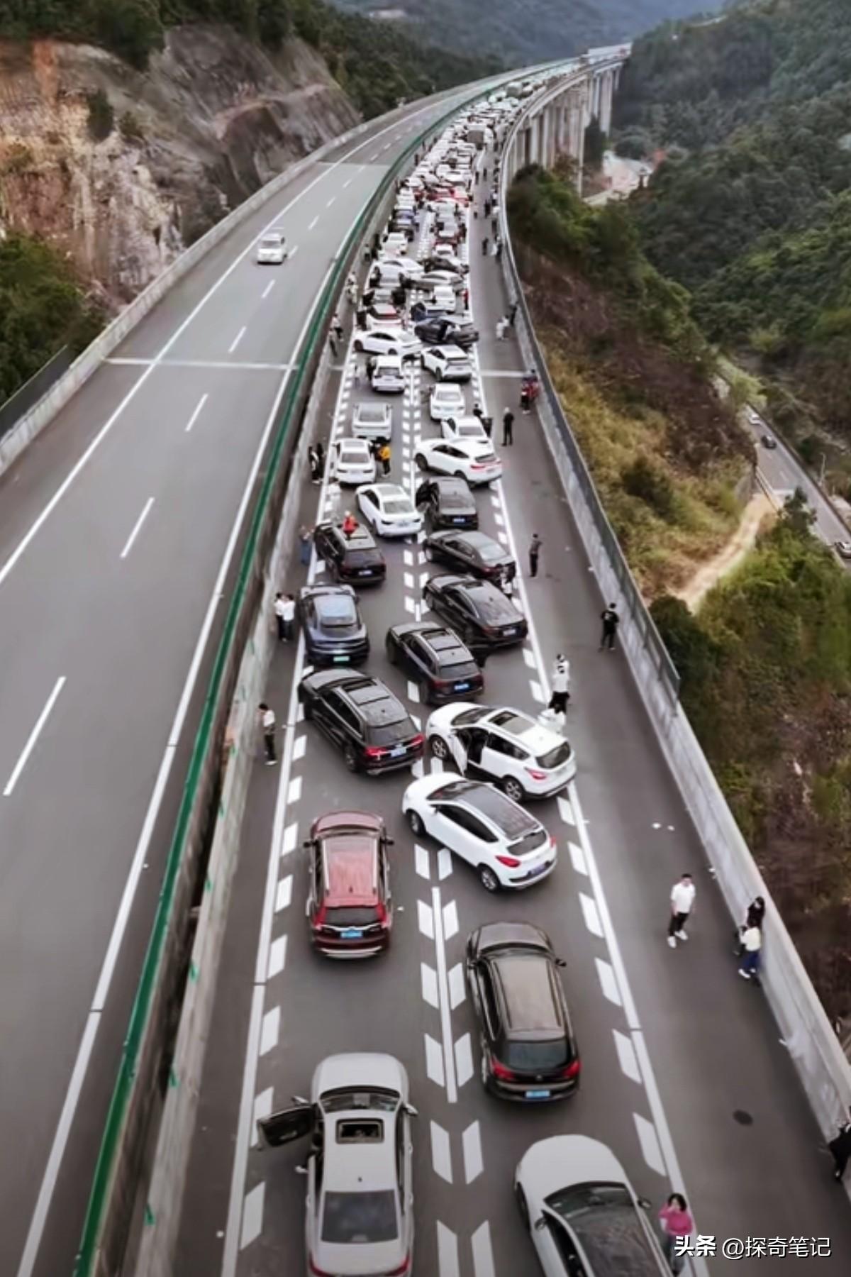 这是什么情况？一边堵死了，一边松死了。这要是独柱桥的话，那还了得！
这里令人不解
