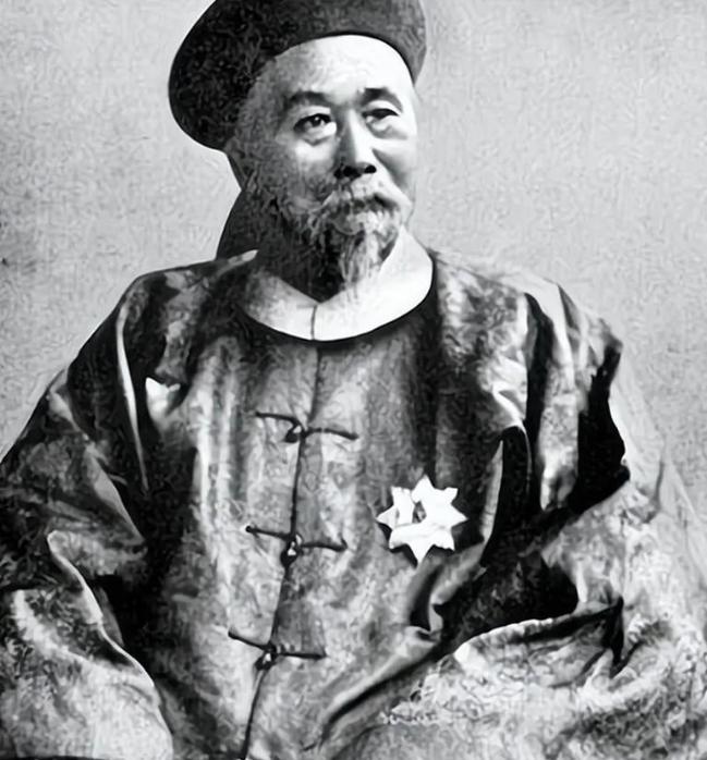 1895年，72岁的李鸿章在日本马关被枪击，子弹从左颊嵌入颧骨，血染官服，当场昏
