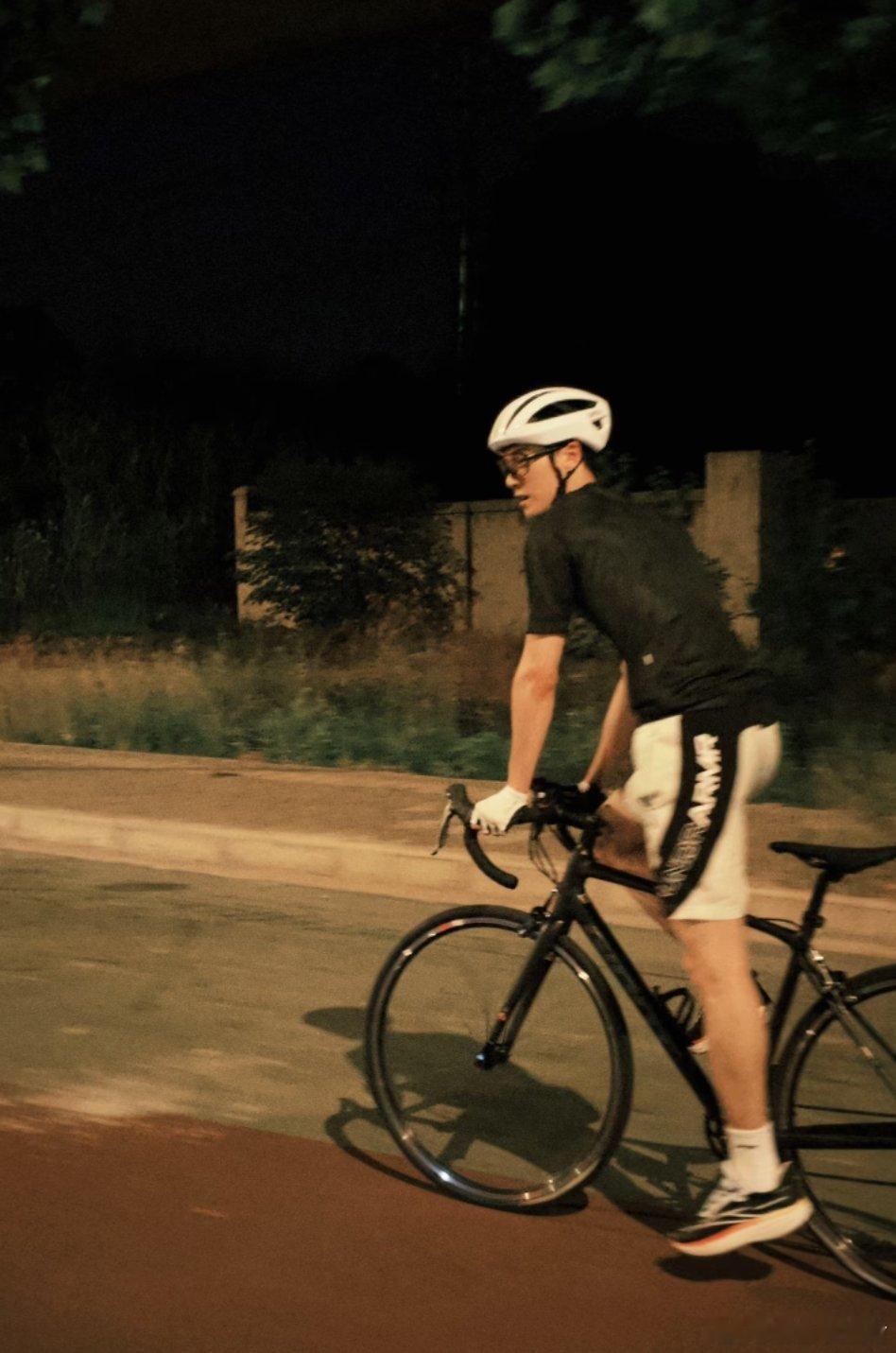 明星丨日常李昀锐的骑行图，快到模糊～ 