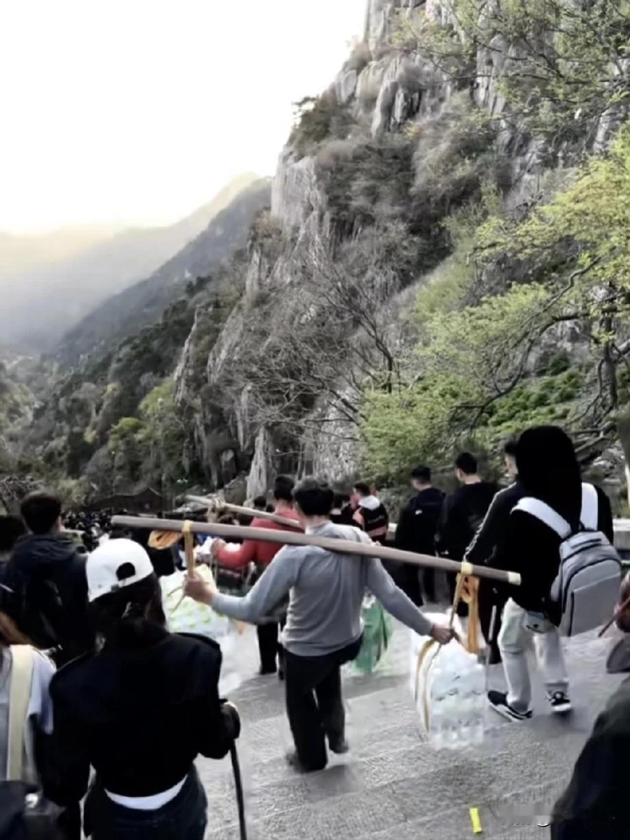 这也算奴性教育？难道是我错了？

五一假期，去旅游，爬到山顶，孩子说饿了，问了一