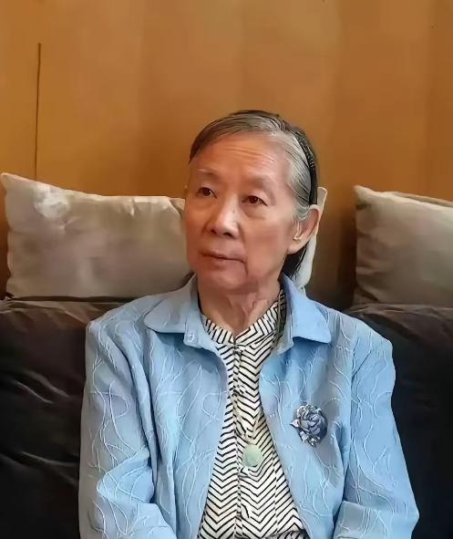 今年81岁的林豆豆，一个人住在北京老城区的老房子里。既不碰智能手机，也从不上网，