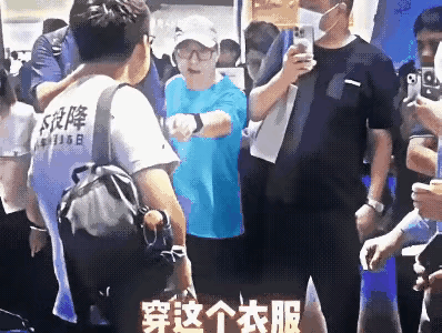 请教各位正义的大佬，我们可以不可以把蓝体恤男挥舞起的左手，一巴掌给打下去？