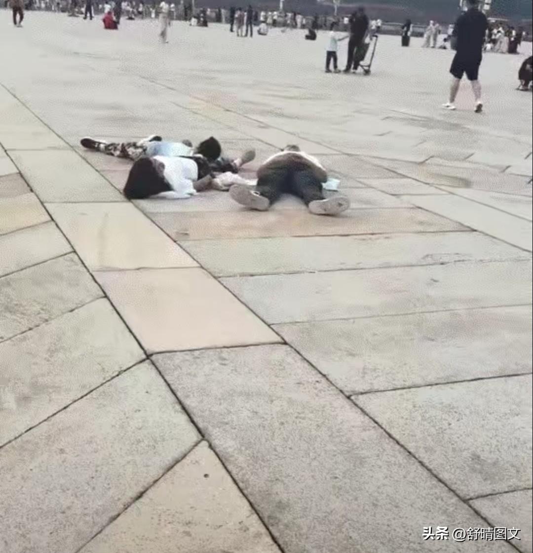 躺在离祖国心脏最近的地方
睡的那叫一个安稳。
话说一家人凌晨三点去天安门广场看升