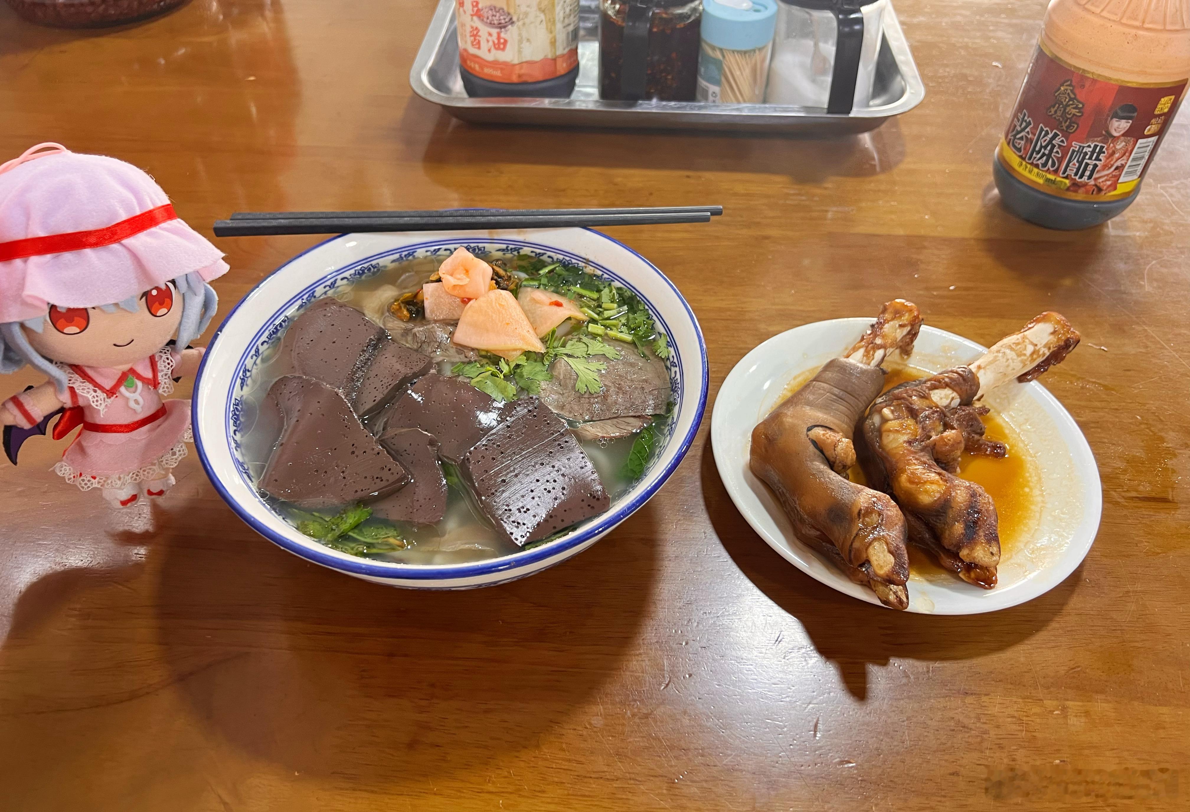 是和大小姐逛吃的早晨！既然有蕾咪，羊肉米线加羊血就是很合理的了…… 大理市