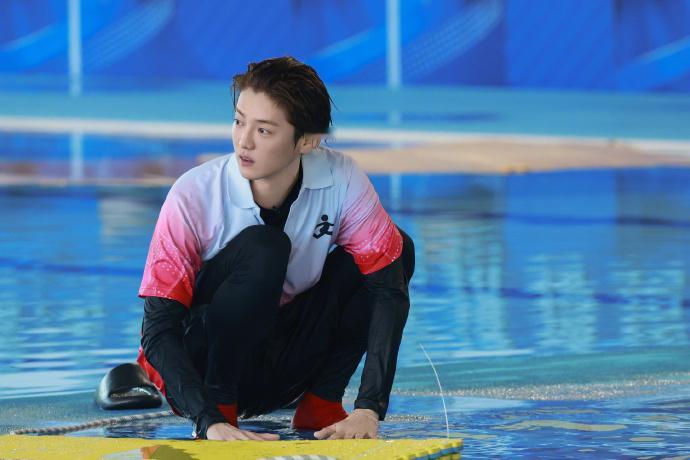 鹿晗五哈湿身湿发海报运动风的鹿晗 鹿晗五哈湿身湿发海报，运动风的鹿晗即将中午上线