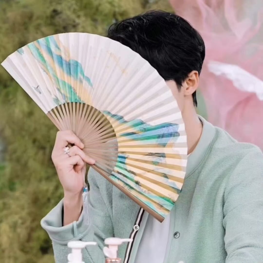 之前不是有经常盘点男演员摘下面具的一瞬间吗，檀健次直播这拿下扇子的一张极具辨识度