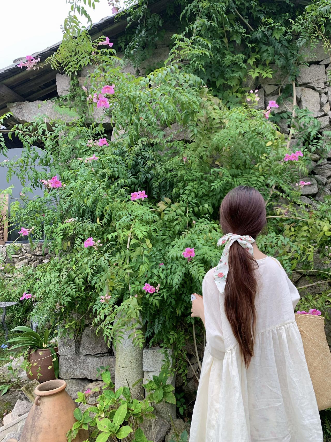 女儿问母亲：妈，你觉得爱情和前途哪个重要？
母亲转头说：你选爱情吧，能问出这个问