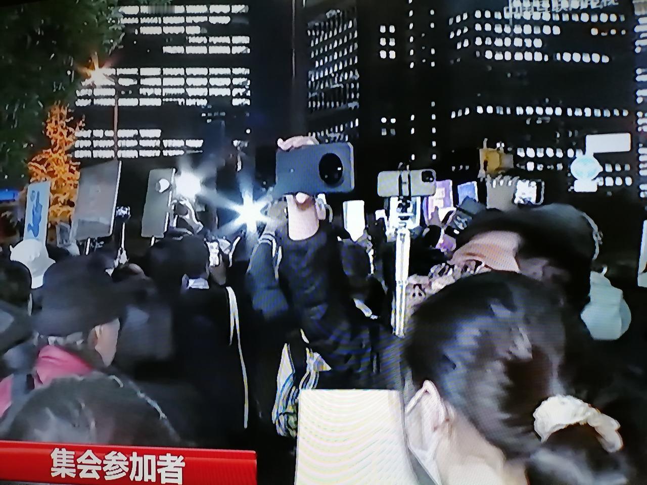 日本千人集会反对战争

近千人在官邸前的道路两旁集会，抗议女首相的不当言论带来诸
