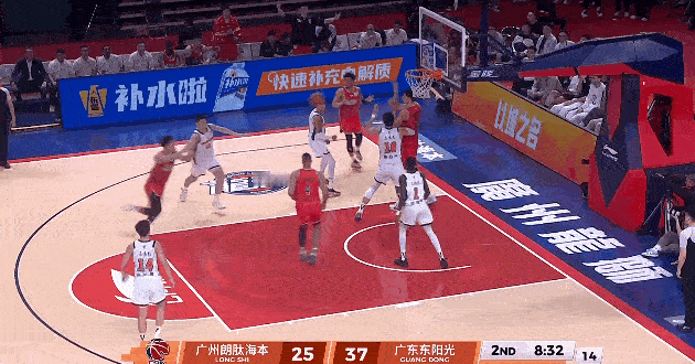 王洪泽防守还有问题，陈国豪拉杆上篮打进，广东三人没拦住



广东这一球没有防住