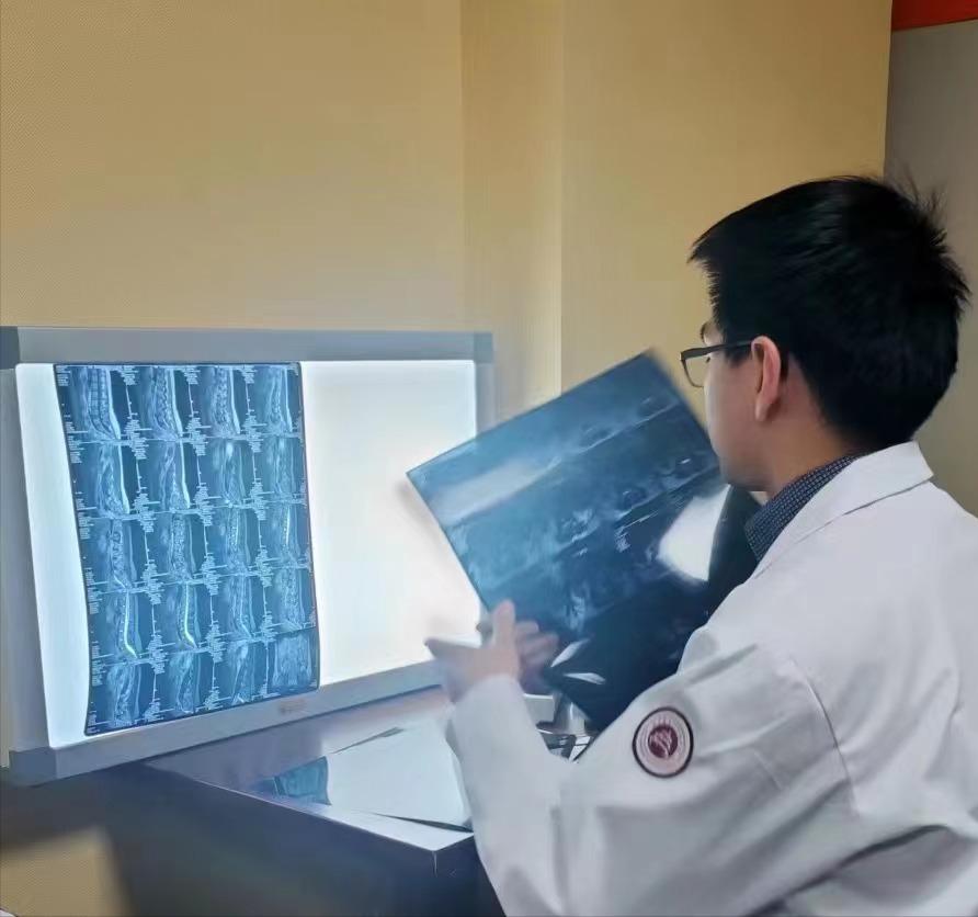 悄悄告诉你一个秘密，养好腰椎间盘突出，其实根本不需要花钱。
大家好，我是北京公立