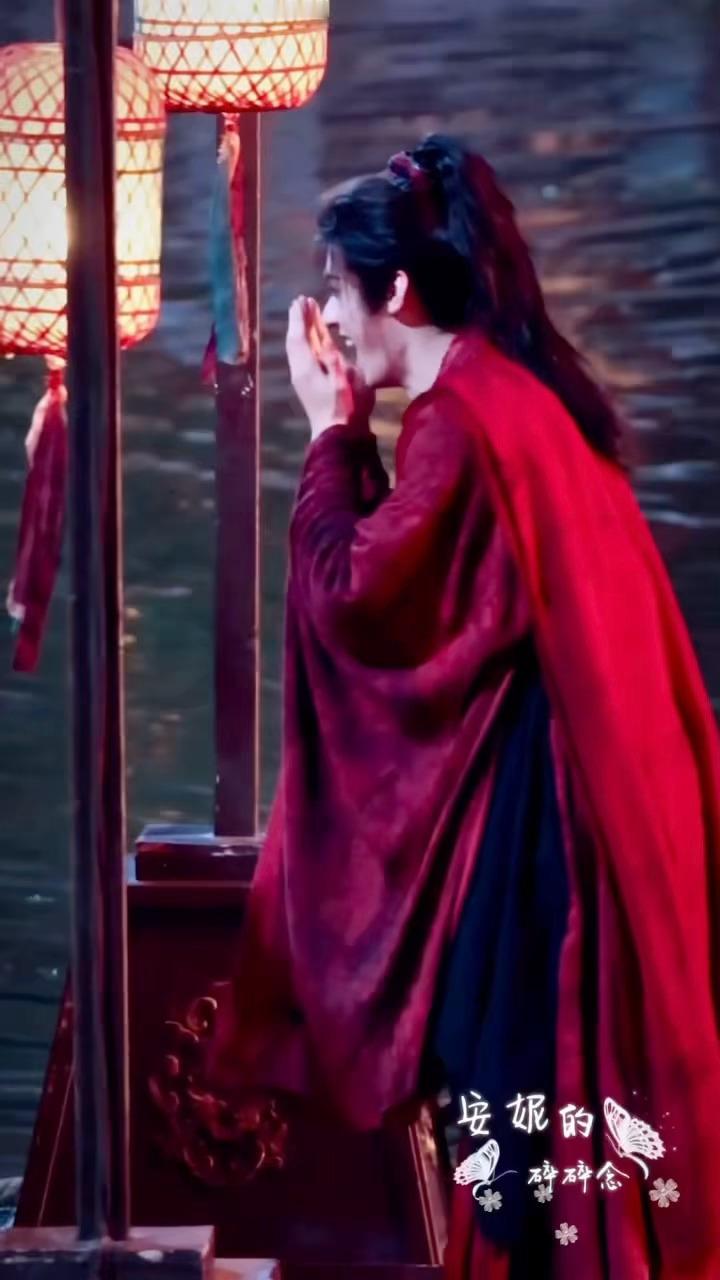 此男就跟个小宝宝一样，双手捂嘴笑了起来