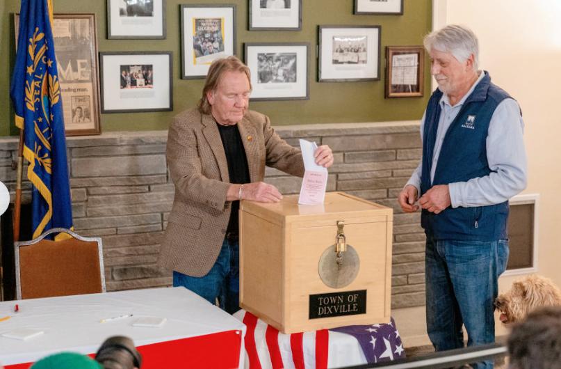 美国高院一锤定音前，中期选举先炸锅了，一张贴着选举日当天邮戳的选票，就因为路上慢