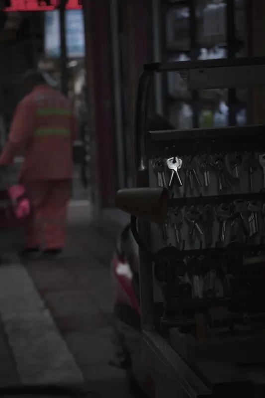 宁夏惠农一男子发现楼下邻居家门钥匙未拔，为寻求刺激，便偷偷拿走钥匙私自配制。之后