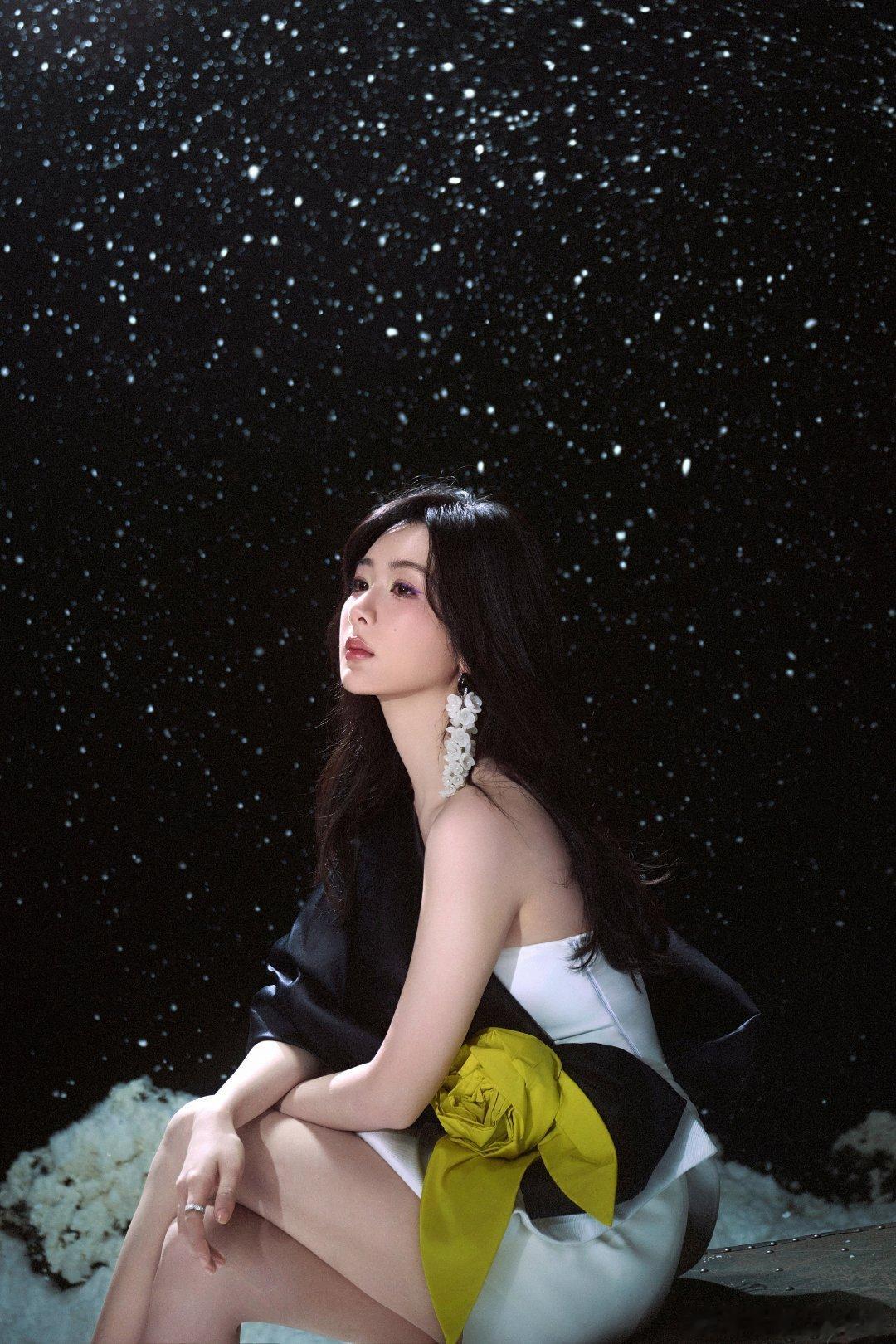 杨紫粤语发音反差萌紫妹完全没有明星的架子，凑近跟着粉丝学白话，嘴里不停小声念叨，