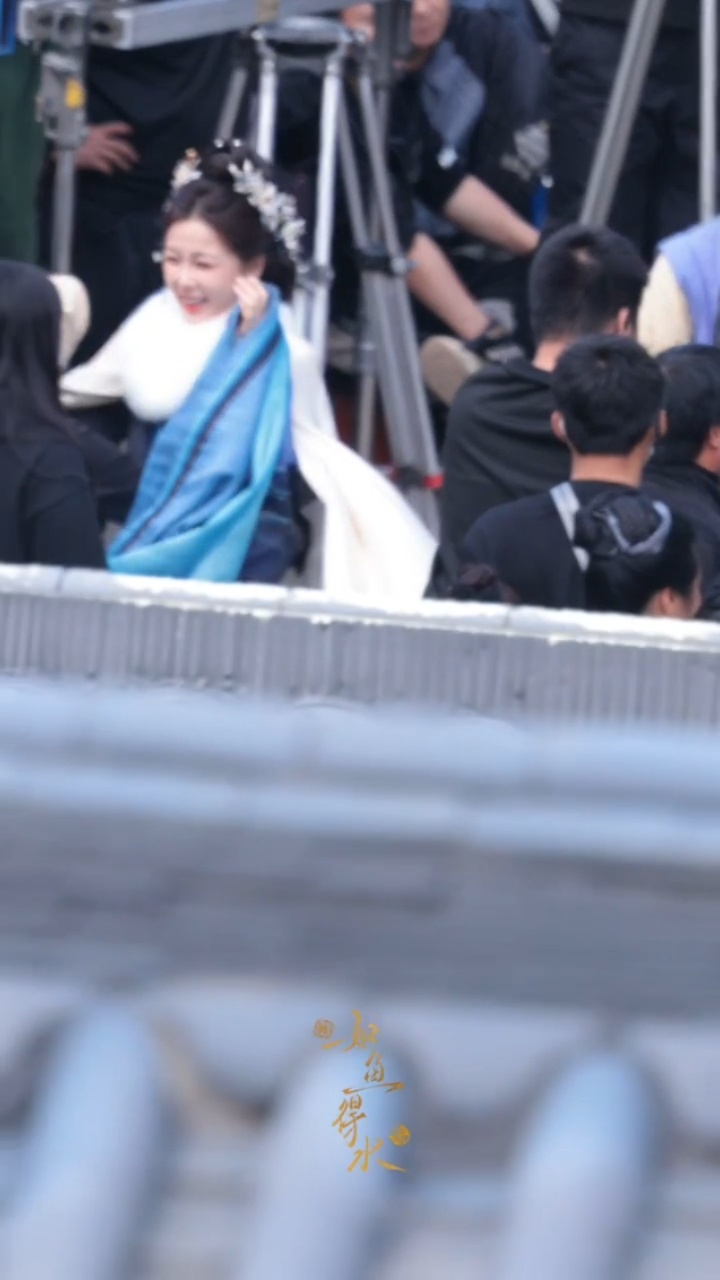 书欣就这样萌萌的笑着奔向导演☺️☺️虞书欣笑着奔向导演