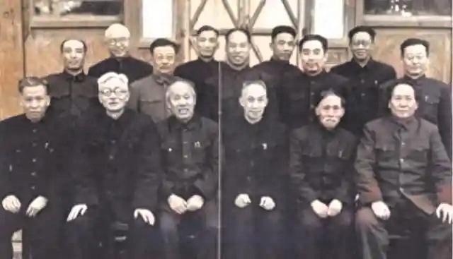 这张最珍贵的照片拍摄于1949年。
是毛主席等和参加政协会议部分代表的合影。
在