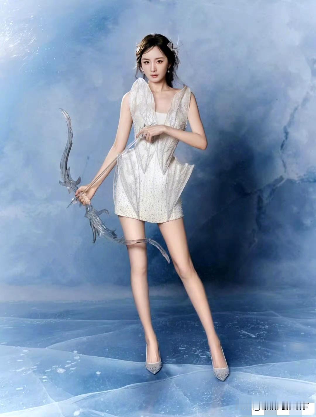 当杨幂化身童话里的冰雪精灵，这场写真直接美出童话结界。
 
一袭缀满碎钻的白裙，