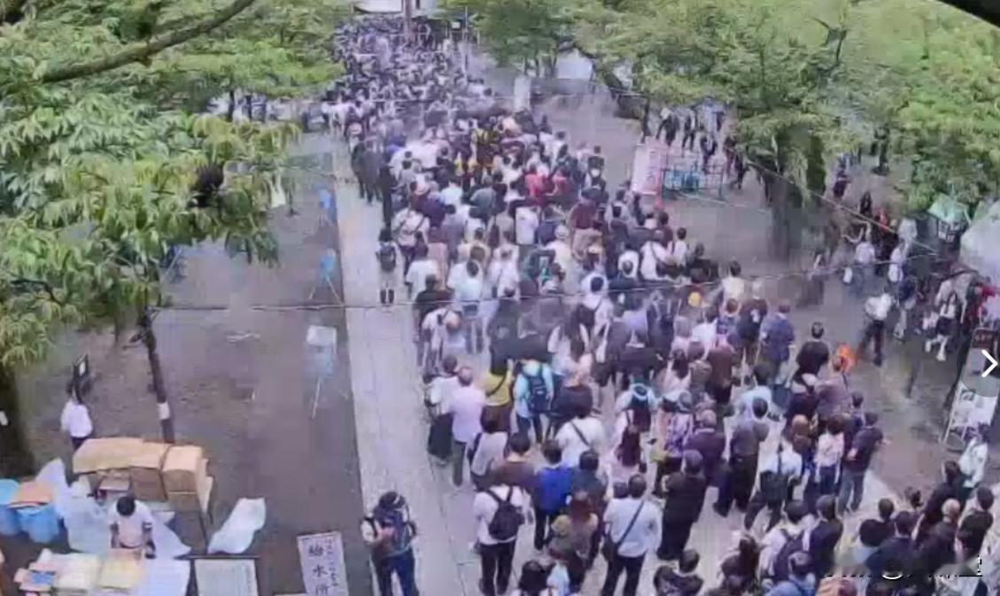 靖国神社前祭拜人流爆棚，高市早苗遥相跪拜，再次给中方敲响警钟！当天，靖国神社门前
