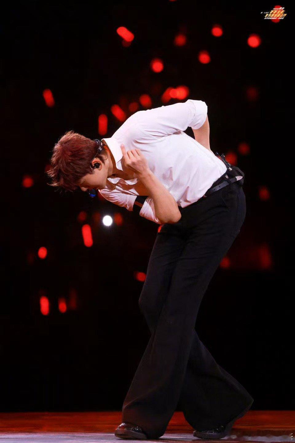 张杰给张杰送黄金 张杰未LIVE巡回演唱会 缘分妙不可言！演唱会现场杰哥抽中同名