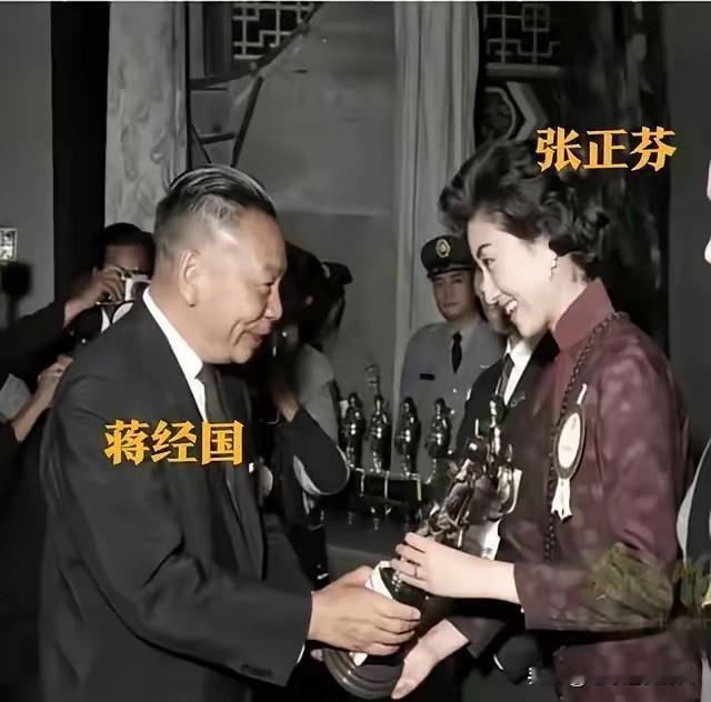 这张老照片定格了一个充满时代印记的瞬间：京剧名伶张正芬，也就是歌手庾澄庆的母亲，