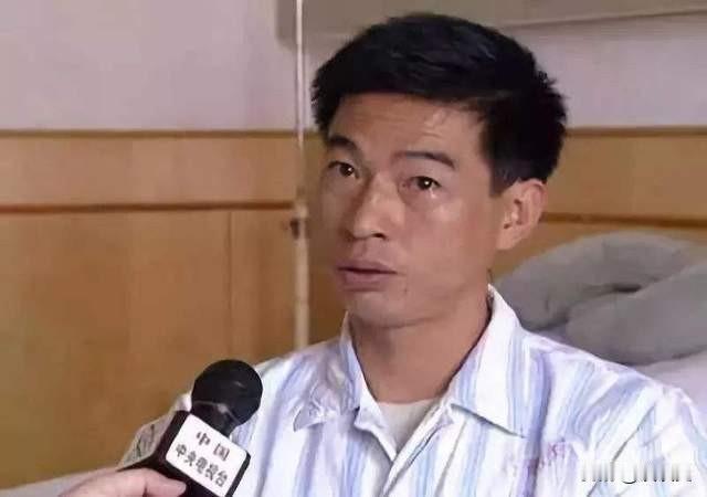 1998年4月，昆明闹市区一辆警用微型车里躺着两具尸体。女警王晓湘和副局长王俊波