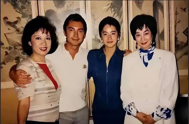 4星同框：我只认出了风姿绰约的卢燕，金相玉质的林青霞，丰神俊逸的尊龙，最左侧的靓