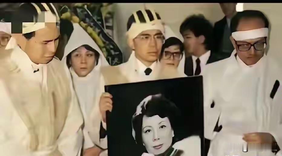 1990年，李嘉诚和两个儿子灵堂前送别妻子，李泽钜捧遗像，神情克制

1990年