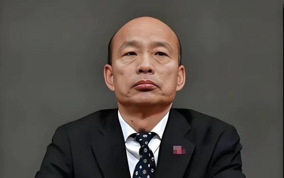 韩国瑜结束访美返台，国民党裂痕摊开，两条路线正面相撞。一幕接机镜头，直接把国民党