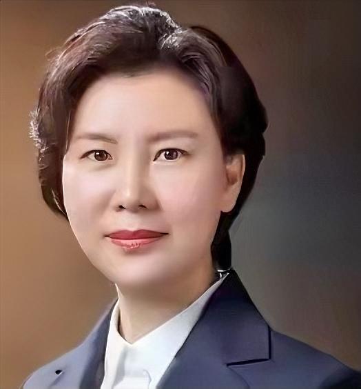 中科院院士，无机化学家，2024年4月出任北京师范大学校长，她长期从事分子筛材料