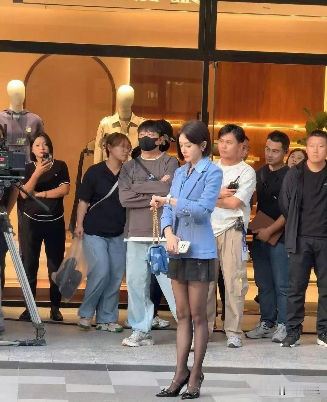 ​​有网友说:
姐姐的颜值
我能夸100年

秦岚别的不说美是实打实的美
有些明