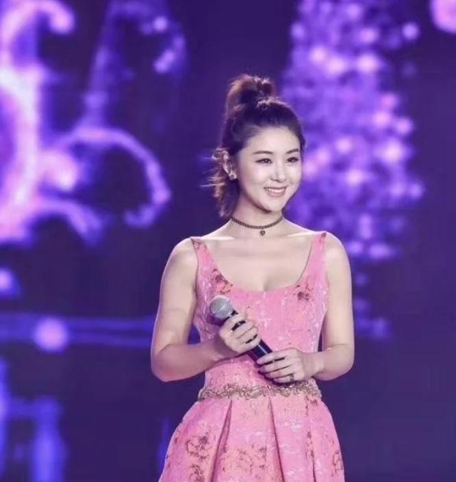 虽然安娜贝尔·李(Annabel Lee)身材娇小，比例惊人，但她穿着粉色吊带连