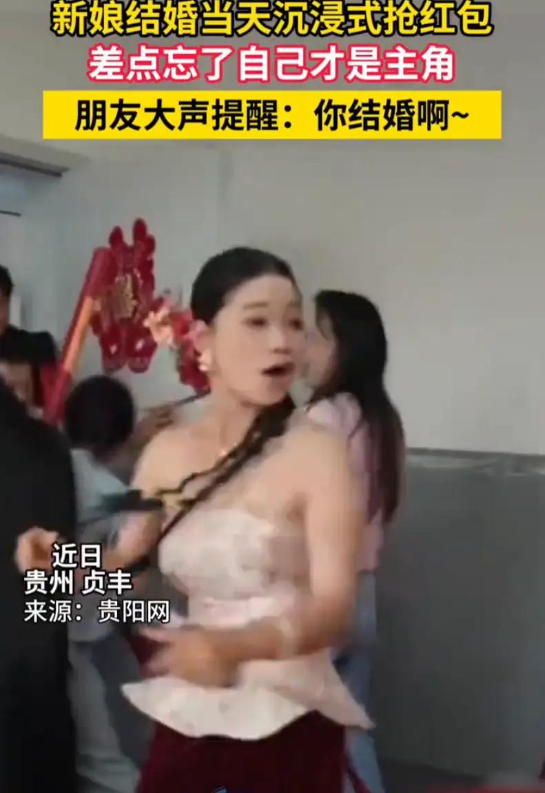 视频里，新郎带着接亲队伍喜气洋洋地来到新娘家门前。门关得严严实实，里面的伴娘们早