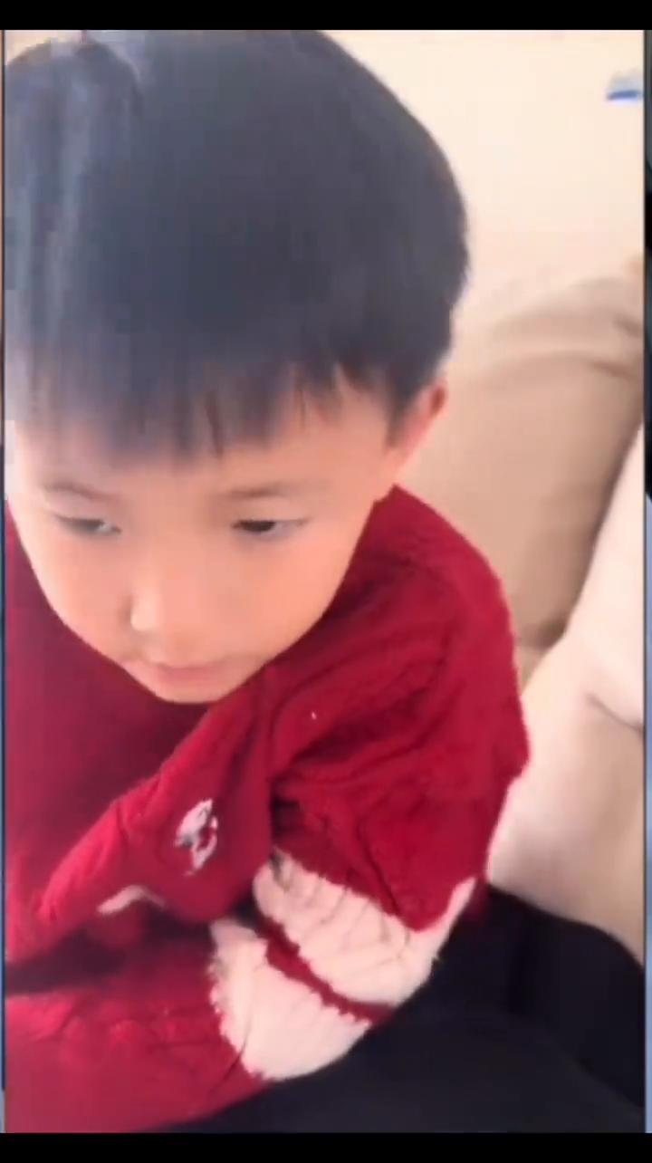 小孩哥帝王论竟让全场震惊。
来看看这个小孩哥的帝王论，太牛了。看视频，他可以当老