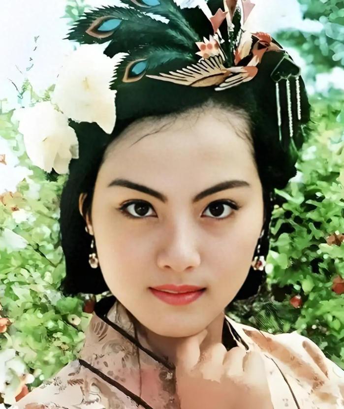 1995年，28岁的乐韵纵身一跃，从13楼窗台跳了下来。临死之前，母亲一遍又一遍