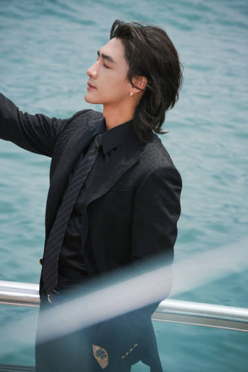 此沙的港风气质真的无人能敌！黑西装海边大片里，利落剪裁配上碧海蓝天，复古又高级。